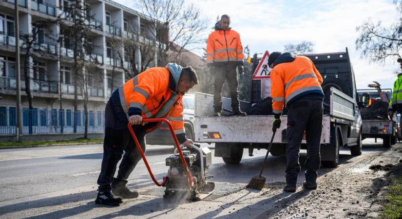 Idén már több hidegaszfaltot használt fel a Magyar Közút Hajdú-Biharban, mint tavaly teljes évben – videóval