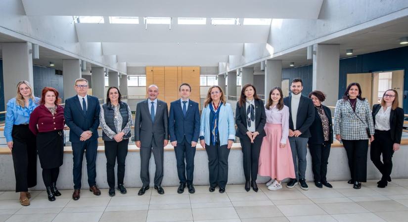 Sport és képzésfejlesztés: közös úton a Széchenyi Egyetem és a Nemzetközi Vívószövetség