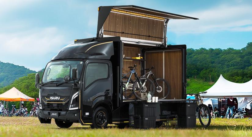 Hangulatos nappalit hordoz ez a teherautó