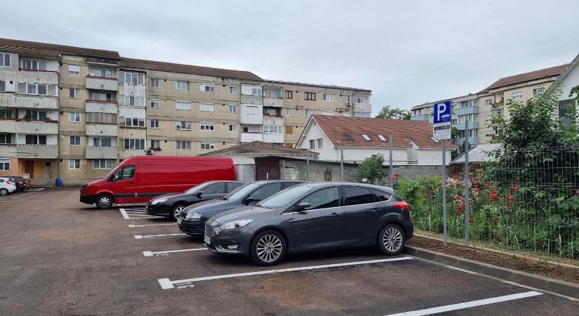 Online árverésen osztják a parkolóhelyeket Nagyváradon