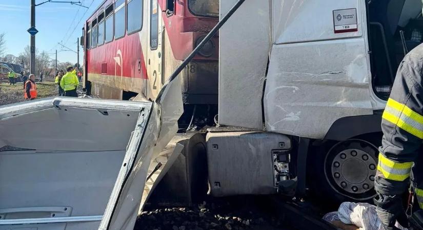 Égő roncsok közé szorult egy ember a halálos vonatbalesetben