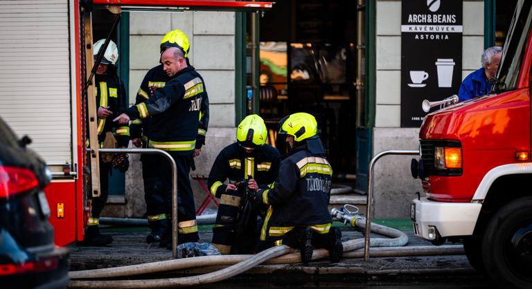 Kávézó gyulladt ki az Astoriánál, ötszáz embernek kellett elhagyni az épületet