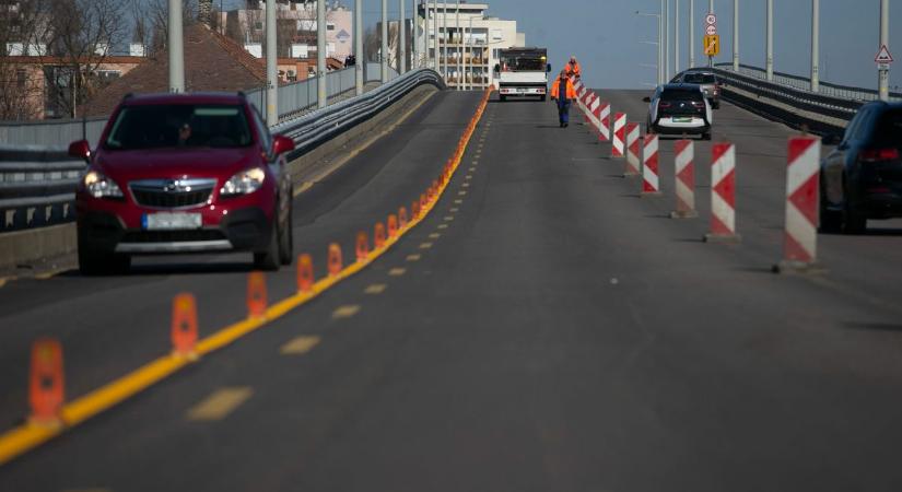 Újraindultak a munkálatok a Halasi úti felüljárón, mutatjuk, mire számíthatnak az arra közlekedők – fotók
