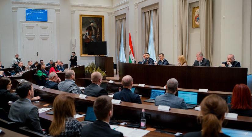 Debrecenben megfér Mága Zoltán és a hardcore techno