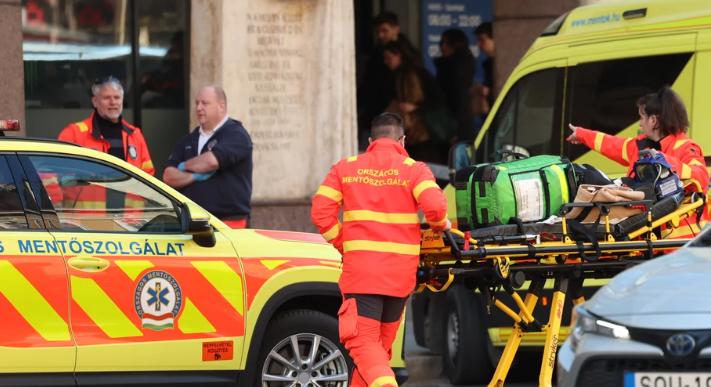 Kigyulladt a kávézó az Astoriánál, félezer embert kellett kimenekíteni