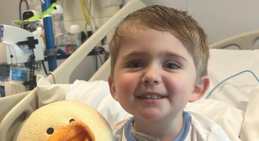 Életmentő műtétre szorult egy hároméves kisfiú, miután kiütések jelentek meg az arcán