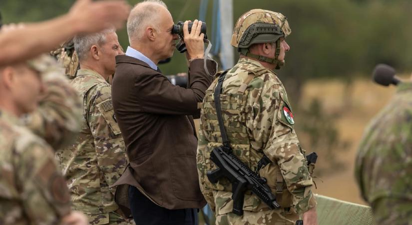 Szalay-Bobrovniczky: Átadták a védendő létesítmények listáját, a honvédség megkezdte a felderítést