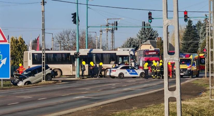 Több gyermeket is kórházba szállítottak a tiszafüredi buszos karambol helyszínéről
