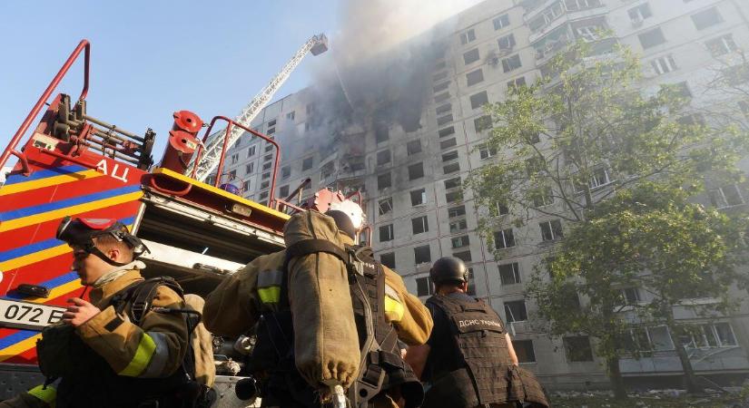 Többszintes lakóházakat és családi házakat is ért az orosz légicsapás Ukrajna-szerte
