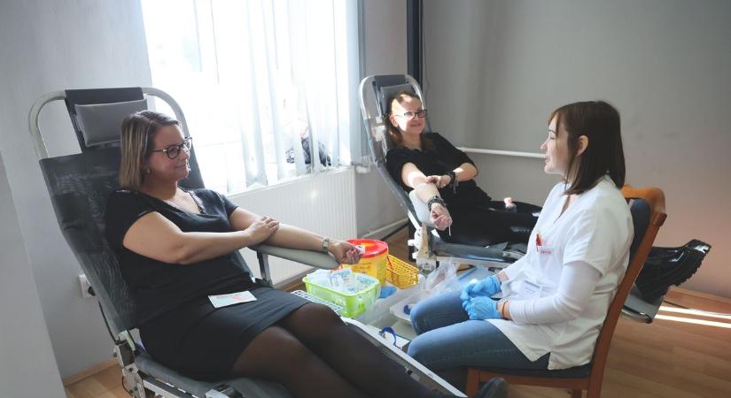 Önkéntesek nyújtották karjukat a civil véradáson