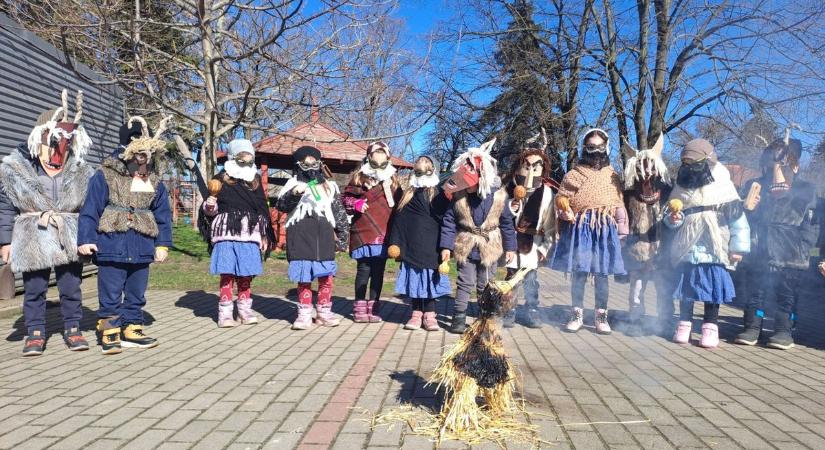 Busók lepték el Berettyóújfalut – óvodások hozták el a farsang varázsát a város szívébe