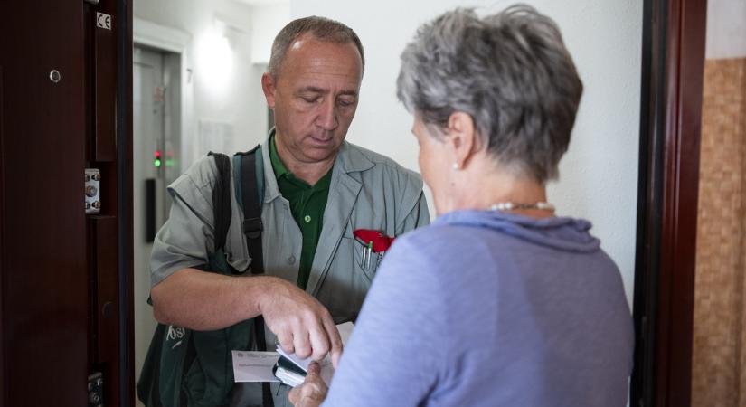 Háromszázezer nyugdíjas kap utalványt, már meg is kezdték a kézbesítéseket