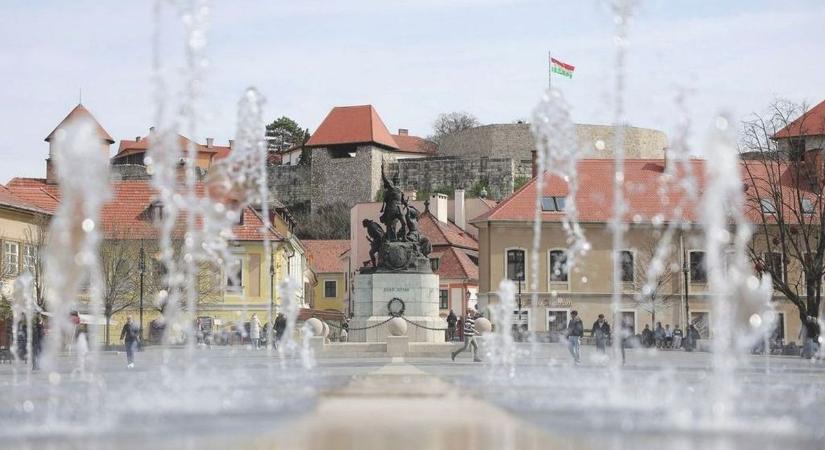 Így még biztosan nem látta a Dobó teret - Nem semmi, ami Eger belvárosában zajlik