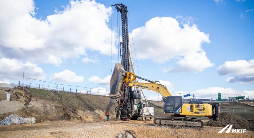 Hatalmas szörnyek lepték el az M1-es autópályát