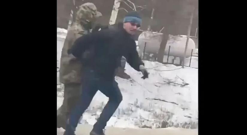 Elszabadultak Zelenszkij emberrablói – videó