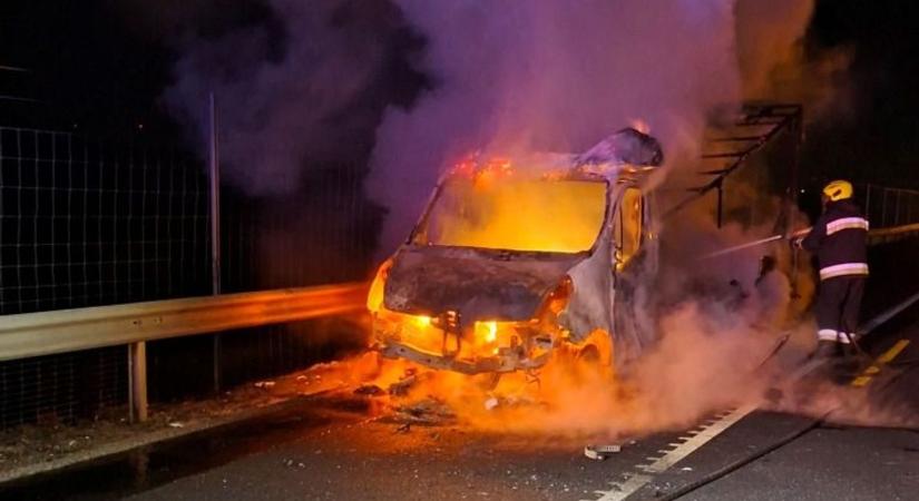 Lángok csaptak fel az M1-esen, helyszíni fotókon az égő teherautó