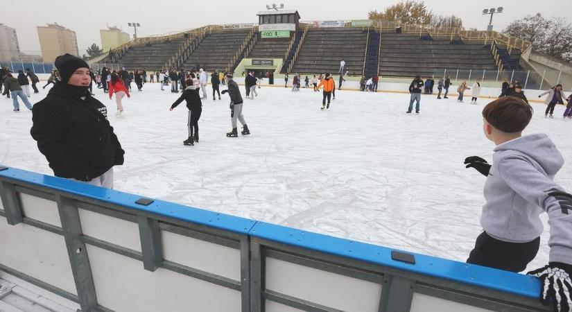 Farsangi jégdiszkóval búcsúzik a szezon a pécsi műjégpályán