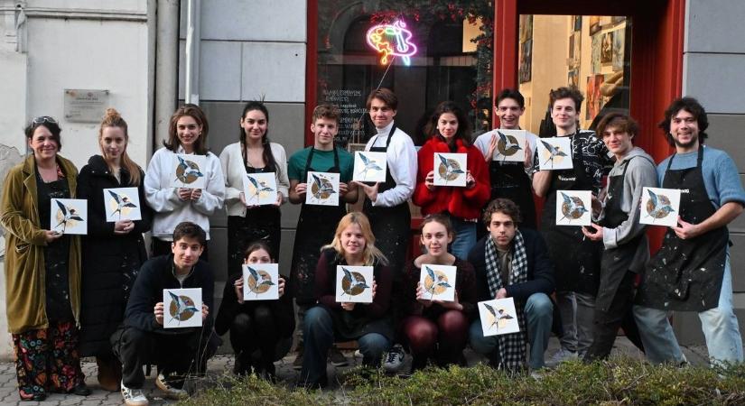 Ilyen egy igazán jófej osztályfőnök: élményfestést ajándékozott a hallgatóknak sikeres vizsga után