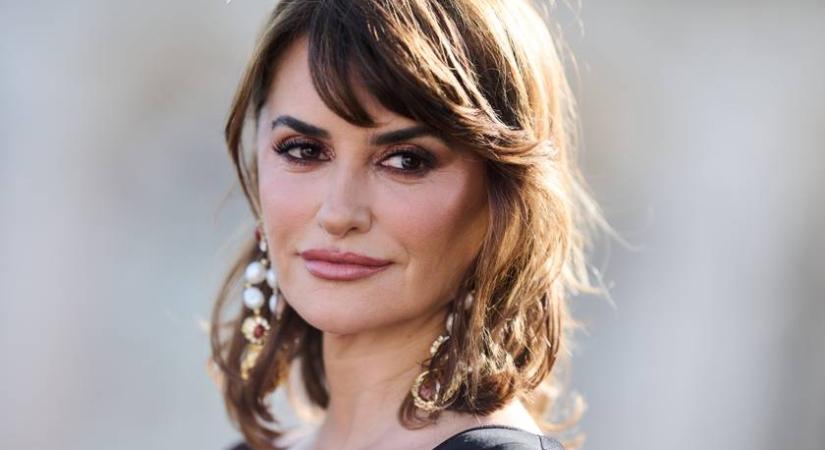 Az 51 éves Penélope Cruz szexi dekoltázsával hívta fel magára a figyelmet: elképesztő formában van a színésznő