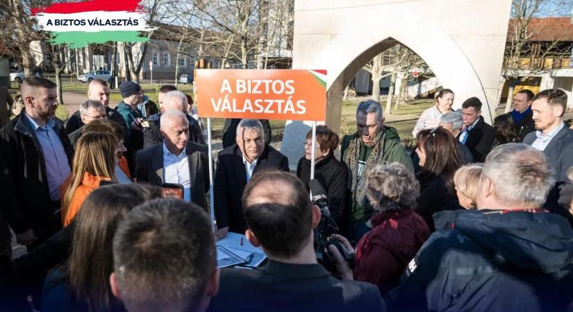 „Akcióban Lázárral” – szétszedi a tömeg Orbán Viktort és Lázár Jánost