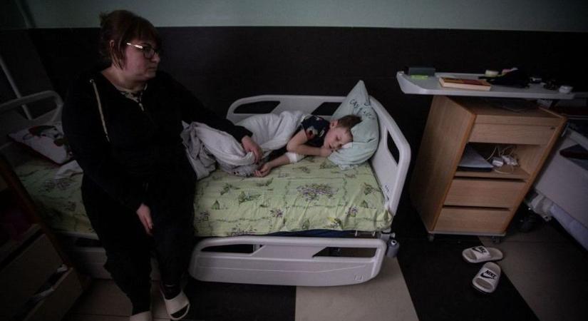 Félbeszakított álmok és tanórák: a háború ára gyerekszemmel