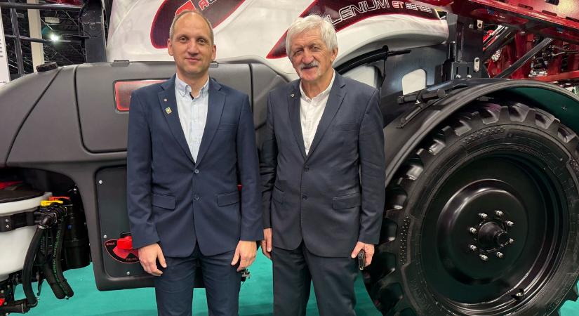 Apáról fiúra: A titok, ami 35 éve sikerre viszi a szegedi gépkereskedő családot