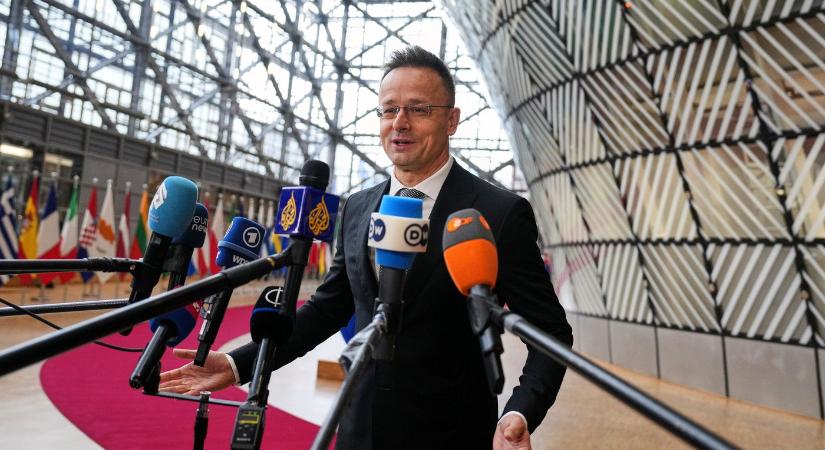 Új munkája van Szijjártó Péternek, totális váltás, már a repülőtéren be kellett jelentenie a váltást