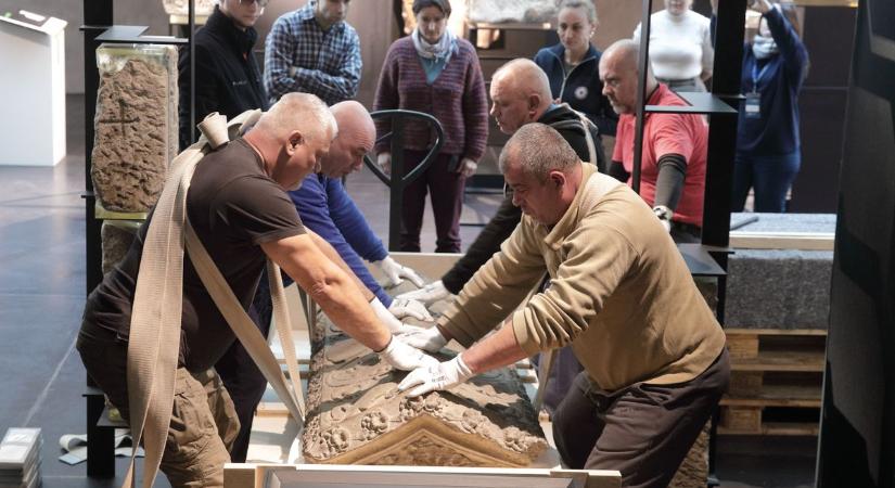 Több száz kilós, több ezer éves kincs érkezett Székesfehérvárra (galéria, videó)
