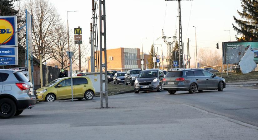 Óriási dugó a József Attila utcán, ez az oka