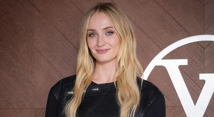 Sophie Turner szinte meztelenül ünnepelte a 30. születésnapját