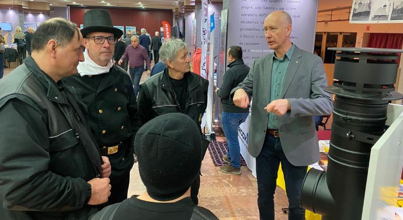 Harcolnak a kontárok ellen: kéménykonferencia a biztonságos otthonokért Kecskeméten – fotók