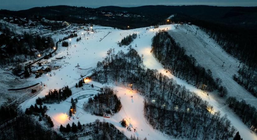 Hóhelyzet a Mátrában: hiába köszöntött be a tavasz, itt bizony még tombol a tél