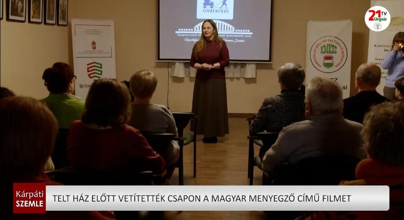 Telt ház előtt vetítették Csapon a Magyar menyegző című filmet (videó)