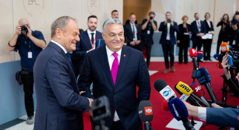 Sejtelmes üzengetésbe kezdett egymással Orbán Viktor és Donald Tusk