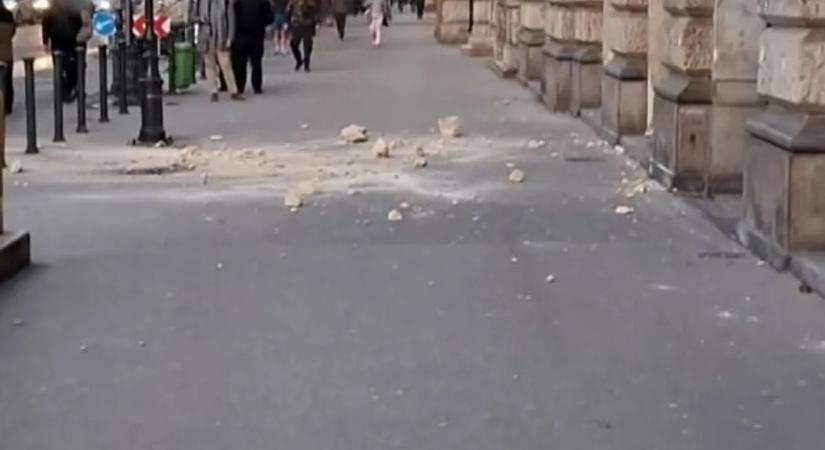 Emberek közé omlott egy ház homlokzata az Andrássy úton