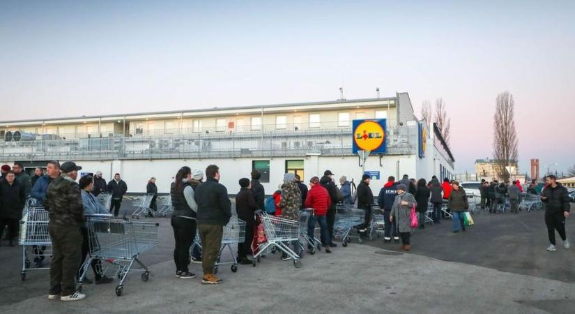A Lidl megnyitotta a második legnagyobb boltját Magyarországon, egyből lerohanták a vásárlók: elképesztő jelenetek alakultak ki, valóságos harc folyt az akciós termékekért – videó