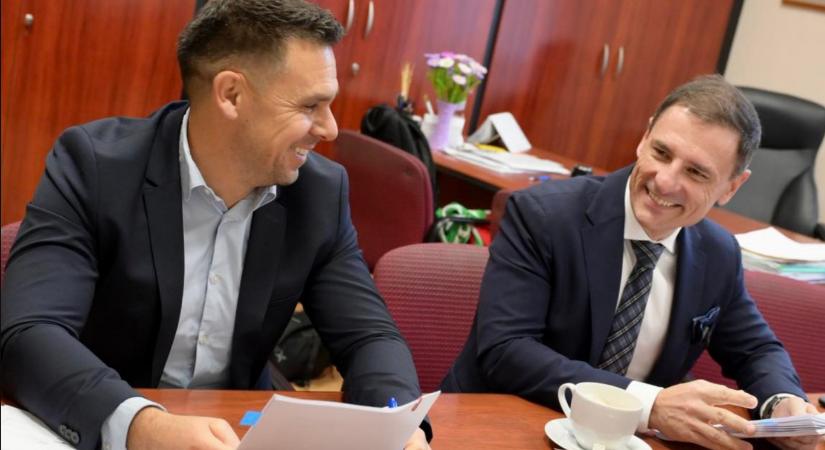 Pont akkor jelentett beteget a gödi polgármester, amikor a Samsung gyárról lehetett volna kérdezni