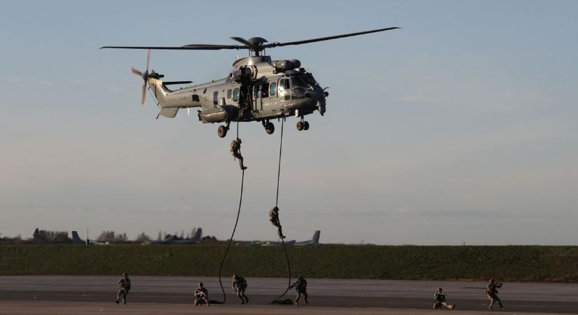 Megmozdult a magyar hadsereg: katonai helikopterek jelentek meg a keleti országrészen – a honvédelmi miniszter elmagyarázta, mi ellen küldték oda őket