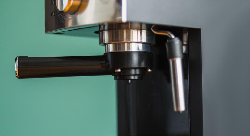 Brutális sokkot okozott az influenszer, aki a kávéfőzőben mossa fehérneműit – Videó!