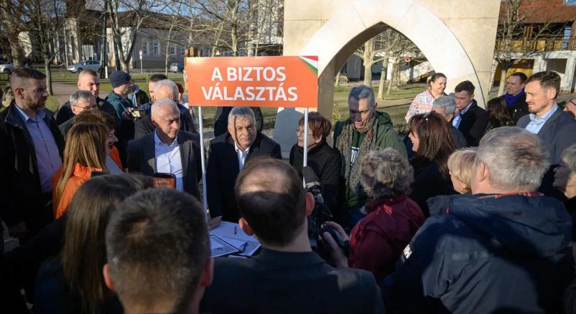 Lázár János: Minden aláírás megerősít, minden kézfogás bátorít