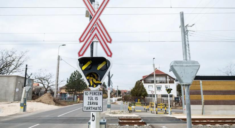 Kocsisorok, idegőrlő várakozás: a Budapest–Belgrád-vasútvonalon óránként 20-30 percet is zárva lehet majd a sorompó