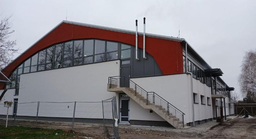 Megvalósult „A Kónyi Sportcsarnok korszerűsítése és zöldinfrastruktúra fejlesztés” projekt - fotók