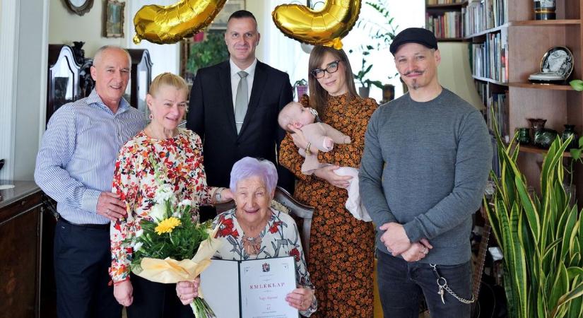 Polgármesteri látogatás: megbeszélte Marika nénivel, hogy a századik születésnapon is találkoznak!