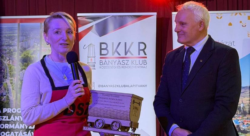 Finom illatok, ínycsiklandó ízek - farsangi disznóvágást tartottak az oroszlányi Bányászban