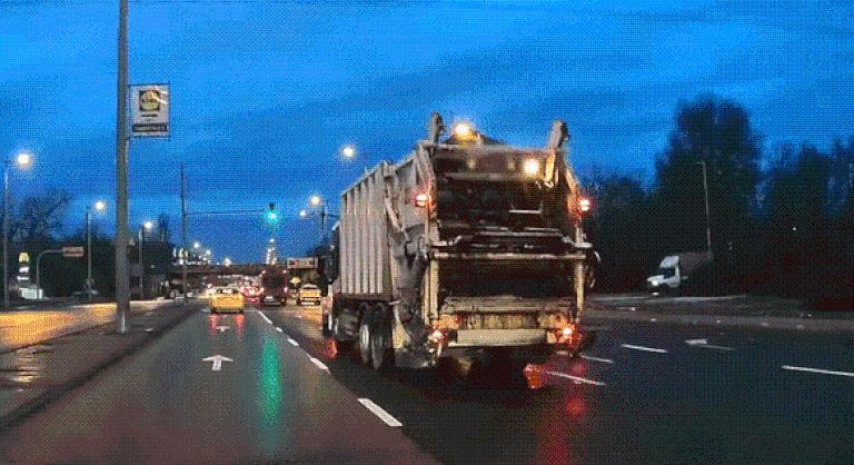 Kis híján nagy balesetet okozott egy kukáskocsi, de nem saját hibájából