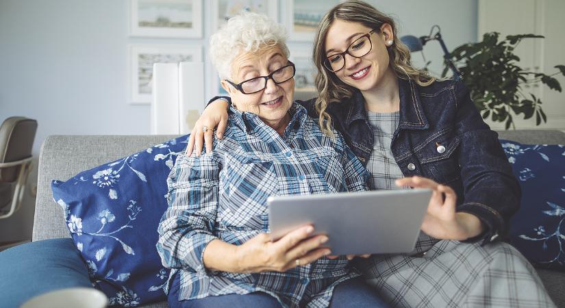 Ingyen utazhat több százezer nyugdíjas – hamarosan érkezik az utalvány