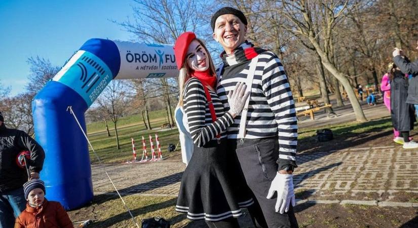 Télbúcsúztató jelmezes örömfutás Győrben