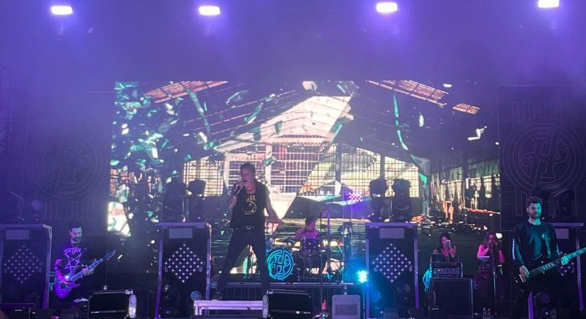 Ingyenes zenei esttel várják a közönséget Oroszlányban - DJ Dominique a színpadon