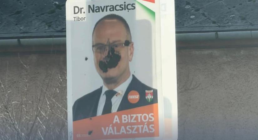 Navracsics Tibornak rosszulesett, hogy kidekorálták a plakátját