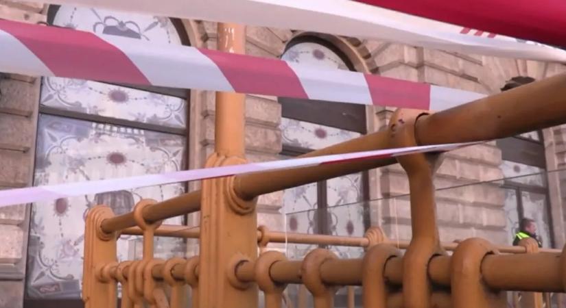 Átszakította a védőhálót és a járókelők közé zuhant egy homlokzatdarab az Andrássy úton